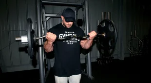 Weightlifter in a gym using the Hampton Bulldog curl bar